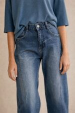 Barrel Cotton Stretch Jeans Kωδ:14926 Χαρακτηριστικά Προϊόντος • Barrel-leg γραμμή • Cotton stretch denim • Μαλακή, ελαστική αίσθηση • Άνετη εφαρμογή • Ψηλόμεσο • Ελαφρώς στενότερο τελείωμα • Κάθετες διακοσμητικές ραφές μπροστά • Μπροστινές & πίσω τσέπες • Κλείσιμο με κουμπί και φερμουάρ • Μεγέθη S/M L/XL Διαστάσεις ΜΕΓΕΘΟΣ     ΜΕΣΗ       ΠΕΡΙΦΕΡΕΙΑ      S/M                   68–76 cm    98–106 cm    L/XL                  76–84 cm     106–114 cm  Φροντίδα • Πλύσιμο έως 30°C • Πλύσιμο από την ανάποδη πλευρά • Χαμηλές στροφές • Αποφύγετε το έντονο στύψιμο • Φυσικό στέγνωμα • Άπλωμα από την ανάποδη για καλύτερη προστασία του χρώματος • Αποφύγετε πολύωρη άμεση έκθεση στον ήλιο