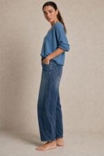 Barrel Cotton Stretch Jeans Kωδ:14926 Χαρακτηριστικά Προϊόντος • Barrel-leg γραμμή • Cotton stretch denim • Μαλακή, ελαστική αίσθηση • Άνετη εφαρμογή • Ψηλόμεσο • Ελαφρώς στενότερο τελείωμα • Κάθετες διακοσμητικές ραφές μπροστά • Μπροστινές & πίσω τσέπες • Κλείσιμο με κουμπί και φερμουάρ • Μεγέθη S/M L/XL Διαστάσεις ΜΕΓΕΘΟΣ     ΜΕΣΗ       ΠΕΡΙΦΕΡΕΙΑ      S/M                   68–76 cm    98–106 cm    L/XL                  76–84 cm     106–114 cm  Φροντίδα • Πλύσιμο έως 30°C • Πλύσιμο από την ανάποδη πλευρά • Χαμηλές στροφές • Αποφύγετε το έντονο στύψιμο • Φυσικό στέγνωμα • Άπλωμα από την ανάποδη για καλύτερη προστασία του χρώματος • Αποφύγετε πολύωρη άμεση έκθεση στον ήλιο