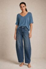 Barrel Cotton Stretch Jeans Kωδ:14926 Χαρακτηριστικά Προϊόντος • Barrel-leg γραμμή • Cotton stretch denim • Μαλακή, ελαστική αίσθηση • Άνετη εφαρμογή • Ψηλόμεσο • Ελαφρώς στενότερο τελείωμα • Κάθετες διακοσμητικές ραφές μπροστά • Μπροστινές & πίσω τσέπες • Κλείσιμο με κουμπί και φερμουάρ • Μεγέθη S/M L/XL Διαστάσεις ΜΕΓΕΘΟΣ     ΜΕΣΗ       ΠΕΡΙΦΕΡΕΙΑ      S/M                   68–76 cm    98–106 cm    L/XL                  76–84 cm     106–114 cm  Φροντίδα • Πλύσιμο έως 30°C • Πλύσιμο από την ανάποδη πλευρά • Χαμηλές στροφές • Αποφύγετε το έντονο στύψιμο • Φυσικό στέγνωμα • Άπλωμα από την ανάποδη για καλύτερη προστασία του χρώματος • Αποφύγετε πολύωρη άμεση έκθεση στον ήλιο