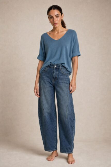 Barrel Cotton Stretch Jeans Kωδ:14926 Χαρακτηριστικά Προϊόντος • Barrel-leg γραμμή • Cotton stretch denim • Μαλακή, ελαστική αίσθηση • Άνετη εφαρμογή • Ψηλόμεσο • Ελαφρώς στενότερο τελείωμα • Κάθετες διακοσμητικές ραφές μπροστά • Μπροστινές & πίσω τσέπες • Κλείσιμο με κουμπί και φερμουάρ • Μεγέθη S/M L/XL Διαστάσεις ΜΕΓΕΘΟΣ     ΜΕΣΗ       ΠΕΡΙΦΕΡΕΙΑ      S/M                   68–76 cm    98–106 cm    L/XL                  76–84 cm     106–114 cm  Φροντίδα • Πλύσιμο έως 30°C • Πλύσιμο από την ανάποδη πλευρά • Χαμηλές στροφές • Αποφύγετε το έντονο στύψιμο • Φυσικό στέγνωμα • Άπλωμα από την ανάποδη για καλύτερη προστασία του χρώματος • Αποφύγετε πολύωρη άμεση έκθεση στον ήλιο