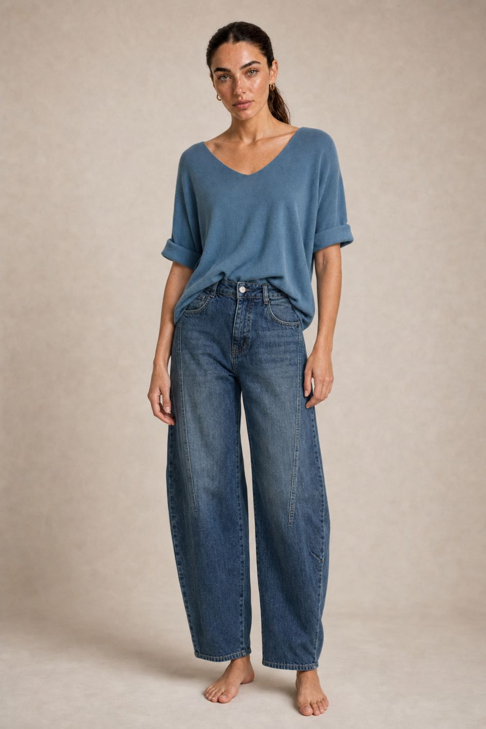 Barrel Cotton Stretch Jeans Kωδ:14926 Χαρακτηριστικά Προϊόντος • Barrel-leg γραμμή • Cotton stretch denim • Μαλακή, ελαστική αίσθηση • Άνετη εφαρμογή • Ψηλόμεσο • Ελαφρώς στενότερο τελείωμα • Κάθετες διακοσμητικές ραφές μπροστά • Μπροστινές & πίσω τσέπες • Κλείσιμο με κουμπί και φερμουάρ • Μεγέθη S/M L/XL Διαστάσεις ΜΕΓΕΘΟΣ ΜΕΣΗ ΠΕΡΙΦΕΡΕΙΑ S/M 68–76 cm 98–106 cm L/XL 76–84 cm 106–114 cm Φροντίδα • Πλύσιμο έως 30°C • Πλύσιμο από την ανάποδη πλευρά • Χαμηλές στροφές • Αποφύγετε το έντονο στύψιμο • Φυσικό στέγνωμα • Άπλωμα από την ανάποδη για καλύτερη προστασία του χρώματος • Αποφύγετε πολύωρη άμεση έκθεση στον ήλιο Barrel Cotton Stretch Jeans Kωδ:14926 Χαρακτηριστικά Προϊόντος • Barrel-leg γραμμή • Cotton stretch denim • Μαλακή, ελαστική αίσθηση • Άνετη εφαρμογή • Ψηλόμεσο • Ελαφρώς στενότερο τελείωμα • Κάθετες διακοσμητικές ραφές μπροστά • Μπροστινές & πίσω τσέπες • Κλείσιμο με κουμπί και φερμουάρ • Μεγέθη S/M L/XL Διαστάσεις ΜΕΓΕΘΟΣ ΜΕΣΗ ΠΕΡΙΦΕΡΕΙΑ S/M 68–76 cm 98–106 cm L/XL 76–84 cm 106–114 cm Φροντίδα • Πλύσιμο έως 30°C • Πλύσιμο από την ανάποδη πλευρά • Χαμηλές στροφές • Αποφύγετε το έντονο στύψιμο • Φυσικό στέγνωμα • Άπλωμα από την ανάποδη για καλύτερη προστασία του χρώματος • Αποφύγετε πολύωρη άμεση έκθεση στον ήλιο