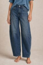 Barrel Cotton Stretch Jeans Kωδ:14926 Χαρακτηριστικά Προϊόντος • Barrel-leg γραμμή • Cotton stretch denim • Μαλακή, ελαστική αίσθηση • Άνετη εφαρμογή • Ψηλόμεσο • Ελαφρώς στενότερο τελείωμα • Κάθετες διακοσμητικές ραφές μπροστά • Μπροστινές & πίσω τσέπες • Κλείσιμο με κουμπί και φερμουάρ • Μεγέθη S/M L/XL Διαστάσεις ΜΕΓΕΘΟΣ     ΜΕΣΗ       ΠΕΡΙΦΕΡΕΙΑ      S/M                   68–76 cm    98–106 cm    L/XL                  76–84 cm     106–114 cm  Φροντίδα • Πλύσιμο έως 30°C • Πλύσιμο από την ανάποδη πλευρά • Χαμηλές στροφές • Αποφύγετε το έντονο στύψιμο • Φυσικό στέγνωμα • Άπλωμα από την ανάποδη για καλύτερη προστασία του χρώματος • Αποφύγετε πολύωρη άμεση έκθεση στον ήλιο