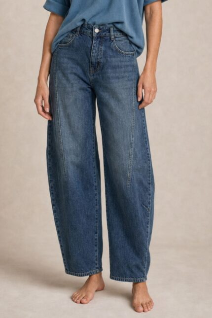 Barrel Cotton Stretch Jeans Kωδ:14926 Χαρακτηριστικά Προϊόντος • Barrel-leg γραμμή • Cotton stretch denim • Μαλακή, ελαστική αίσθηση • Άνετη εφαρμογή • Ψηλόμεσο • Ελαφρώς στενότερο τελείωμα • Κάθετες διακοσμητικές ραφές μπροστά • Μπροστινές & πίσω τσέπες • Κλείσιμο με κουμπί και φερμουάρ • Μεγέθη S/M L/XL Διαστάσεις ΜΕΓΕΘΟΣ     ΜΕΣΗ       ΠΕΡΙΦΕΡΕΙΑ      S/M                   68–76 cm    98–106 cm    L/XL                  76–84 cm     106–114 cm  Φροντίδα • Πλύσιμο έως 30°C • Πλύσιμο από την ανάποδη πλευρά • Χαμηλές στροφές • Αποφύγετε το έντονο στύψιμο • Φυσικό στέγνωμα • Άπλωμα από την ανάποδη για καλύτερη προστασία του χρώματος • Αποφύγετε πολύωρη άμεση έκθεση στον ήλιο