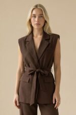 Αμάνικο Γιλέκο in Brown  Χαρακτηριστικά Προϊόντος • Γιλέκο: Αμάνικο με ζώνη στη μέση • Γραμμή: Άνετη – tailored εφαρμογή Διαστάσεις • Στήθος: έως 100–105 cm • Μέση: έως 95 cm • Περιφέρεια: έως 110–115 cm  Φροντίδα • Πλύσιμο έως 30°C • Χωρίς έντονο στύψιμο • Non Iron • Προτείνεται κρέμασμα για διατήρηση φόρμας