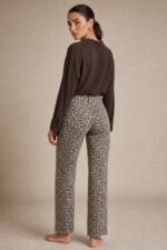 Animal Print Cotton Jeans Κωδ:15926 Χαρακτηριστικά Προϊόντος • Animal / leopard print σε φυσικές καφέ & μαύρες αποχρώσεις • Μαλακό βαμβακερό denim • Ελαστική ύφανση για μεγαλύτερη άνεση • Ψηλόμεση εφαρμογή • Ίσια, άνετη γραμμή • Κλείσιμο με κουμπί και φερμουάρ • Πλαϊνές τσέπες μπροστά • Τσέπες πίσω • Belt loops στη μέση • Άνετο για πολύωρη καθημερινή χρήση • Διαθέσιμο σε XS/S – M/L – L/XL – XL/XXL Διαστάσεις ΜΕΓΕΘΟΣ ΜΕΣΗ ΠΕΡΙΦΕΡΕΙΑ ΜΗΚΟΣ XS/S ~66–72 cm ~92–100 cm ~98 cm M/L ~72–80 cm ~100–108 cm ~99 cm L/XL ~80–88 cm ~108–116 cm ~100 cm XL/XXL ~88–96 cm ~116–124 cm ~101 cm Σύνθεση • Cotton blend denim με ελαστικότητα Φροντίδα • Πλύσιμο έως 30°C • Στύψιμο σε χαμηλές στροφές • Πλύσιμο και άπλωμα από την ανάποδη για καλύτερη διατήρηση του print • Αποφύγετε το στεγνωτήριο • Σιδέρωμα σε χαμηλή θερμοκρασία, εφόσον χρειάζεται
