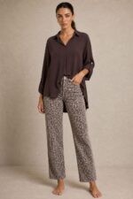 Animal Print Cotton Jeans Κωδ:15926 Χαρακτηριστικά Προϊόντος • Animal / leopard print σε φυσικές καφέ & μαύρες αποχρώσεις • Μαλακό βαμβακερό denim • Ελαστική ύφανση για μεγαλύτερη άνεση • Ψηλόμεση εφαρμογή • Ίσια, άνετη γραμμή • Κλείσιμο με κουμπί και φερμουάρ • Πλαϊνές τσέπες μπροστά • Τσέπες πίσω • Belt loops στη μέση • Άνετο για πολύωρη καθημερινή χρήση • Διαθέσιμο σε XS/S – M/L – L/XL – XL/XXL Διαστάσεις ΜΕΓΕΘΟΣ ΜΕΣΗ ΠΕΡΙΦΕΡΕΙΑ ΜΗΚΟΣ XS/S ~66–72 cm ~92–100 cm ~98 cm M/L ~72–80 cm ~100–108 cm ~99 cm L/XL ~80–88 cm ~108–116 cm ~100 cm XL/XXL ~88–96 cm ~116–124 cm ~101 cm Σύνθεση • Cotton blend denim με ελαστικότητα Φροντίδα • Πλύσιμο έως 30°C • Στύψιμο σε χαμηλές στροφές • Πλύσιμο και άπλωμα από την ανάποδη για καλύτερη διατήρηση του print • Αποφύγετε το στεγνωτήριο • Σιδέρωμα σε χαμηλή θερμοκρασία, εφόσον χρειάζεται