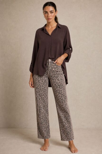 Animal Print Cotton Jeans Κωδ:15926 Χαρακτηριστικά Προϊόντος • Animal / leopard print σε φυσικές καφέ & μαύρες αποχρώσεις • Μαλακό βαμβακερό denim • Ελαστική ύφανση για μεγαλύτερη άνεση • Ψηλόμεση εφαρμογή • Ίσια, άνετη γραμμή • Κλείσιμο με κουμπί και φερμουάρ • Πλαϊνές τσέπες μπροστά • Τσέπες πίσω • Belt loops στη μέση • Άνετο για πολύωρη καθημερινή χρήση • Διαθέσιμο σε XS/S – M/L – L/XL – XL/XXL Διαστάσεις ΜΕΓΕΘΟΣ ΜΕΣΗ ΠΕΡΙΦΕΡΕΙΑ ΜΗΚΟΣ XS/S ~66–72 cm ~92–100 cm ~98 cm M/L ~72–80 cm ~100–108 cm ~99 cm L/XL ~80–88 cm ~108–116 cm ~100 cm XL/XXL ~88–96 cm ~116–124 cm ~101 cm Σύνθεση • Cotton blend denim με ελαστικότητα Φροντίδα • Πλύσιμο έως 30°C • Στύψιμο σε χαμηλές στροφές • Πλύσιμο και άπλωμα από την ανάποδη για καλύτερη διατήρηση του print • Αποφύγετε το στεγνωτήριο • Σιδέρωμα σε χαμηλή θερμοκρασία, εφόσον χρειάζεται