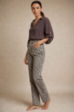 Animal Print Cotton Jeans Κωδ:15926 Χαρακτηριστικά Προϊόντος • Animal / leopard print σε φυσικές καφέ & μαύρες αποχρώσεις • Μαλακό βαμβακερό denim • Ελαστική ύφανση για μεγαλύτερη άνεση • Ψηλόμεση εφαρμογή • Ίσια, άνετη γραμμή • Κλείσιμο με κουμπί και φερμουάρ • Πλαϊνές τσέπες μπροστά • Τσέπες πίσω • Belt loops στη μέση • Άνετο για πολύωρη καθημερινή χρήση • Διαθέσιμο σε XS/S – M/L – L/XL – XL/XXL Διαστάσεις ΜΕΓΕΘΟΣ ΜΕΣΗ ΠΕΡΙΦΕΡΕΙΑ ΜΗΚΟΣ XS/S ~66–72 cm ~92–100 cm ~98 cm M/L ~72–80 cm ~100–108 cm ~99 cm L/XL ~80–88 cm ~108–116 cm ~100 cm XL/XXL ~88–96 cm ~116–124 cm ~101 cm Σύνθεση • Cotton blend denim με ελαστικότητα Φροντίδα • Πλύσιμο έως 30°C • Στύψιμο σε χαμηλές στροφές • Πλύσιμο και άπλωμα από την ανάποδη για καλύτερη διατήρηση του print • Αποφύγετε το στεγνωτήριο • Σιδέρωμα σε χαμηλή θερμοκρασία, εφόσον χρειάζεται