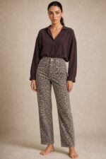 Animal Print Cotton Jeans Κωδ:15926 Χαρακτηριστικά Προϊόντος • Animal / leopard print σε φυσικές καφέ & μαύρες αποχρώσεις • Μαλακό βαμβακερό denim • Ελαστική ύφανση για μεγαλύτερη άνεση • Ψηλόμεση εφαρμογή • Ίσια, άνετη γραμμή • Κλείσιμο με κουμπί και φερμουάρ • Πλαϊνές τσέπες μπροστά • Τσέπες πίσω • Belt loops στη μέση • Άνετο για πολύωρη καθημερινή χρήση • Διαθέσιμο σε XS/S – M/L – L/XL – XL/XXL Διαστάσεις ΜΕΓΕΘΟΣ ΜΕΣΗ ΠΕΡΙΦΕΡΕΙΑ ΜΗΚΟΣ XS/S ~66–72 cm ~92–100 cm ~98 cm M/L ~72–80 cm ~100–108 cm ~99 cm L/XL ~80–88 cm ~108–116 cm ~100 cm XL/XXL ~88–96 cm ~116–124 cm ~101 cm Σύνθεση • Cotton blend denim με ελαστικότητα Φροντίδα • Πλύσιμο έως 30°C • Στύψιμο σε χαμηλές στροφές • Πλύσιμο και άπλωμα από την ανάποδη για καλύτερη διατήρηση του print • Αποφύγετε το στεγνωτήριο • Σιδέρωμα σε χαμηλή θερμοκρασία, εφόσον χρειάζεται