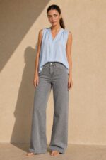 Animal Print Cotton Jeans in grey Κωδ:15927 Χαρακτηριστικά Προϊόντος • Animal / leopard print σε φυσικές καφέ & μαύρες αποχρώσεις • Μαλακό βαμβακερό denim • Ελαστική ύφανση για μεγαλύτερη άνεση • Ψηλόμεση εφαρμογή • Ίσια, άνετη γραμμή • Κλείσιμο με κουμπί και φερμουάρ • Πλαϊνές τσέπες μπροστά • Τσέπες πίσω • Belt loops στη μέση • Διαθέσιμο σε XS/S – M/L – L/XL – XL/XXL Διαστάσεις ΜΕΓΕΘΟΣ ΜΕΣΗ ΠΕΡΙΦΕΡΕΙΑ ΜΗΚΟΣ XS/S ~66–72 cm ~92–100 cm ~98 cm M/L ~72–80 cm ~100–108 cm ~99 cm L/XL ~80–88 cm ~108–116 cm ~100 cm XL/XXL ~88–96 cm ~116–124 cm ~101 cm Σύνθεση • Cotton blend denim με ελαστικότητα Φροντίδα • Πλύσιμο έως 30°C • Στύψιμο σε χαμηλές στροφές • Πλύσιμο και άπλωμα από την ανάποδη για καλύτερη διατήρηση του print • Αποφύγετε το στεγνωτήριο • Σιδέρωμα σε χαμηλή θερμοκρασία, εφόσον χρειάζεται