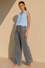 Animal Print Cotton Jeans in grey Κωδ:15927 Χαρακτηριστικά Προϊόντος • Animal / leopard print σε φυσικές καφέ & μαύρες αποχρώσεις • Μαλακό βαμβακερό denim • Ελαστική ύφανση για μεγαλύτερη άνεση • Ψηλόμεση εφαρμογή • Ίσια, άνετη γραμμή • Κλείσιμο με κουμπί και φερμουάρ • Πλαϊνές τσέπες μπροστά • Τσέπες πίσω • Belt loops στη μέση • Διαθέσιμο σε XS/S – M/L – L/XL – XL/XXL Διαστάσεις ΜΕΓΕΘΟΣ ΜΕΣΗ ΠΕΡΙΦΕΡΕΙΑ ΜΗΚΟΣ XS/S ~66–72 cm ~92–100 cm ~98 cm M/L ~72–80 cm ~100–108 cm ~99 cm L/XL ~80–88 cm ~108–116 cm ~100 cm XL/XXL ~88–96 cm ~116–124 cm ~101 cm Σύνθεση • Cotton blend denim με ελαστικότητα Φροντίδα • Πλύσιμο έως 30°C • Στύψιμο σε χαμηλές στροφές • Πλύσιμο και άπλωμα από την ανάποδη για καλύτερη διατήρηση του print • Αποφύγετε το στεγνωτήριο • Σιδέρωμα σε χαμηλή θερμοκρασία, εφόσον χρειάζεται