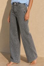 Animal Print Cotton Jeans in grey Κωδ:15927 Χαρακτηριστικά Προϊόντος • Animal / leopard print σε φυσικές καφέ & μαύρες αποχρώσεις • Μαλακό βαμβακερό denim • Ελαστική ύφανση για μεγαλύτερη άνεση • Ψηλόμεση εφαρμογή • Ίσια, άνετη γραμμή • Κλείσιμο με κουμπί και φερμουάρ • Πλαϊνές τσέπες μπροστά • Τσέπες πίσω • Belt loops στη μέση • Διαθέσιμο σε XS/S – M/L – L/XL – XL/XXL Διαστάσεις ΜΕΓΕΘΟΣ ΜΕΣΗ ΠΕΡΙΦΕΡΕΙΑ ΜΗΚΟΣ XS/S ~66–72 cm ~92–100 cm ~98 cm M/L ~72–80 cm ~100–108 cm ~99 cm L/XL ~80–88 cm ~108–116 cm ~100 cm XL/XXL ~88–96 cm ~116–124 cm ~101 cm Σύνθεση • Cotton blend denim με ελαστικότητα Φροντίδα • Πλύσιμο έως 30°C • Στύψιμο σε χαμηλές στροφές • Πλύσιμο και άπλωμα από την ανάποδη για καλύτερη διατήρηση του print • Αποφύγετε το στεγνωτήριο • Σιδέρωμα σε χαμηλή θερμοκρασία, εφόσον χρειάζεται