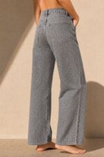 Animal Print Cotton Jeans in grey Κωδ:15927 Χαρακτηριστικά Προϊόντος • Animal / leopard print σε φυσικές καφέ & μαύρες αποχρώσεις • Μαλακό βαμβακερό denim • Ελαστική ύφανση για μεγαλύτερη άνεση • Ψηλόμεση εφαρμογή • Ίσια, άνετη γραμμή • Κλείσιμο με κουμπί και φερμουάρ • Πλαϊνές τσέπες μπροστά • Τσέπες πίσω • Belt loops στη μέση • Διαθέσιμο σε XS/S – M/L – L/XL – XL/XXL Διαστάσεις ΜΕΓΕΘΟΣ ΜΕΣΗ ΠΕΡΙΦΕΡΕΙΑ ΜΗΚΟΣ XS/S ~66–72 cm ~92–100 cm ~98 cm M/L ~72–80 cm ~100–108 cm ~99 cm L/XL ~80–88 cm ~108–116 cm ~100 cm XL/XXL ~88–96 cm ~116–124 cm ~101 cm Σύνθεση • Cotton blend denim με ελαστικότητα Φροντίδα • Πλύσιμο έως 30°C • Στύψιμο σε χαμηλές στροφές • Πλύσιμο και άπλωμα από την ανάποδη για καλύτερη διατήρηση του print • Αποφύγετε το στεγνωτήριο • Σιδέρωμα σε χαμηλή θερμοκρασία, εφόσον χρειάζεται