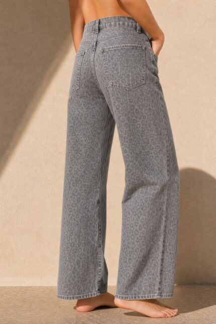 Animal Print Cotton Jeans in grey Κωδ:15927 Χαρακτηριστικά Προϊόντος • Animal / leopard print σε φυσικές καφέ & μαύρες αποχρώσεις • Μαλακό βαμβακερό denim • Ελαστική ύφανση για μεγαλύτερη άνεση • Ψηλόμεση εφαρμογή • Ίσια, άνετη γραμμή • Κλείσιμο με κουμπί και φερμουάρ • Πλαϊνές τσέπες μπροστά • Τσέπες πίσω • Belt loops στη μέση • Διαθέσιμο σε XS/S – M/L – L/XL – XL/XXL Διαστάσεις ΜΕΓΕΘΟΣ ΜΕΣΗ ΠΕΡΙΦΕΡΕΙΑ ΜΗΚΟΣ XS/S ~66–72 cm ~92–100 cm ~98 cm M/L ~72–80 cm ~100–108 cm ~99 cm L/XL ~80–88 cm ~108–116 cm ~100 cm XL/XXL ~88–96 cm ~116–124 cm ~101 cm Σύνθεση • Cotton blend denim με ελαστικότητα Φροντίδα • Πλύσιμο έως 30°C • Στύψιμο σε χαμηλές στροφές • Πλύσιμο και άπλωμα από την ανάποδη για καλύτερη διατήρηση του print • Αποφύγετε το στεγνωτήριο • Σιδέρωμα σε χαμηλή θερμοκρασία, εφόσον χρειάζεται