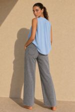 Animal Print Cotton Jeans in grey Κωδ:15927 Χαρακτηριστικά Προϊόντος • Animal / leopard print σε φυσικές καφέ & μαύρες αποχρώσεις • Μαλακό βαμβακερό denim • Ελαστική ύφανση για μεγαλύτερη άνεση • Ψηλόμεση εφαρμογή • Ίσια, άνετη γραμμή • Κλείσιμο με κουμπί και φερμουάρ • Πλαϊνές τσέπες μπροστά • Τσέπες πίσω • Belt loops στη μέση • Διαθέσιμο σε XS/S – M/L – L/XL – XL/XXL Διαστάσεις ΜΕΓΕΘΟΣ ΜΕΣΗ ΠΕΡΙΦΕΡΕΙΑ ΜΗΚΟΣ XS/S ~66–72 cm ~92–100 cm ~98 cm M/L ~72–80 cm ~100–108 cm ~99 cm L/XL ~80–88 cm ~108–116 cm ~100 cm XL/XXL ~88–96 cm ~116–124 cm ~101 cm Σύνθεση • Cotton blend denim με ελαστικότητα Φροντίδα • Πλύσιμο έως 30°C • Στύψιμο σε χαμηλές στροφές • Πλύσιμο και άπλωμα από την ανάποδη για καλύτερη διατήρηση του print • Αποφύγετε το στεγνωτήριο • Σιδέρωμα σε χαμηλή θερμοκρασία, εφόσον χρειάζεται