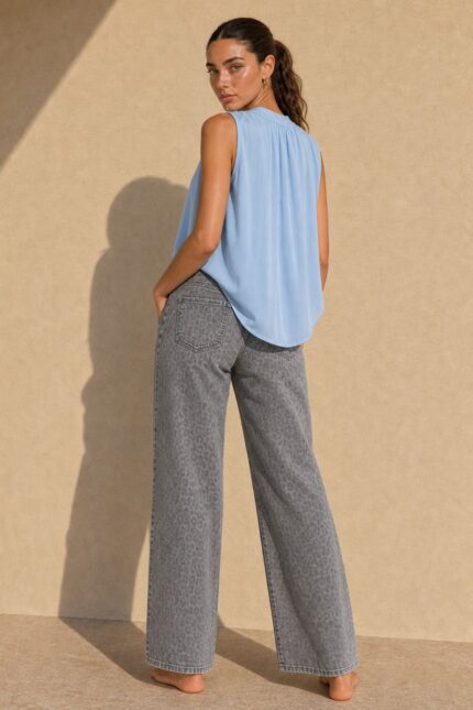Animal Print Cotton Jeans in grey Κωδ:15927 Χαρακτηριστικά Προϊόντος • Animal / leopard print σε φυσικές καφέ & μαύρες αποχρώσεις • Μαλακό βαμβακερό denim • Ελαστική ύφανση για μεγαλύτερη άνεση • Ψηλόμεση εφαρμογή • Ίσια, άνετη γραμμή • Κλείσιμο με κουμπί και φερμουάρ • Πλαϊνές τσέπες μπροστά • Τσέπες πίσω • Belt loops στη μέση • Διαθέσιμο σε XS/S – M/L – L/XL – XL/XXL Διαστάσεις ΜΕΓΕΘΟΣ ΜΕΣΗ ΠΕΡΙΦΕΡΕΙΑ ΜΗΚΟΣ XS/S ~66–72 cm ~92–100 cm ~98 cm M/L ~72–80 cm ~100–108 cm ~99 cm L/XL ~80–88 cm ~108–116 cm ~100 cm XL/XXL ~88–96 cm ~116–124 cm ~101 cm Σύνθεση • Cotton blend denim με ελαστικότητα Φροντίδα • Πλύσιμο έως 30°C • Στύψιμο σε χαμηλές στροφές • Πλύσιμο και άπλωμα από την ανάποδη για καλύτερη διατήρηση του print • Αποφύγετε το στεγνωτήριο • Σιδέρωμα σε χαμηλή θερμοκρασία, εφόσον χρειάζεται