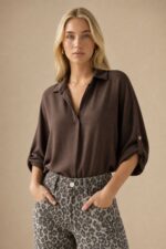 Nantia Crepe Shirt  in brown Χαρακτηριστικά Προϊόντος κωδ:32826 • Λαιμόκοψη V με γιακά • Άνετη, φαρδιά γραμμή • Ανάλαφρο crepe ύφασμα • Μακριά roll-up μανίκια με κουμπάκι για σταθεροποίηση • Ασύμμετρο μήκος • Χαλαρή εφαρμογή με όμορφη πτώση • One Size – καλύπτει έως X-Large Διαστάσεις – One Size Στήθος Περιφέρεια Μήκος περίπου 110–115 cm περίπου 115–120 cm περίπου 68–74 cm ασύμμετρο • Non Iron Οδηγίες Φροντίδας • Πλύσιμο στους 30°C • Χωρίς στύψιμο • Φυσικό στέγνωμα • Δεν απαιτεί σιδέρωμα (Non Iron)
