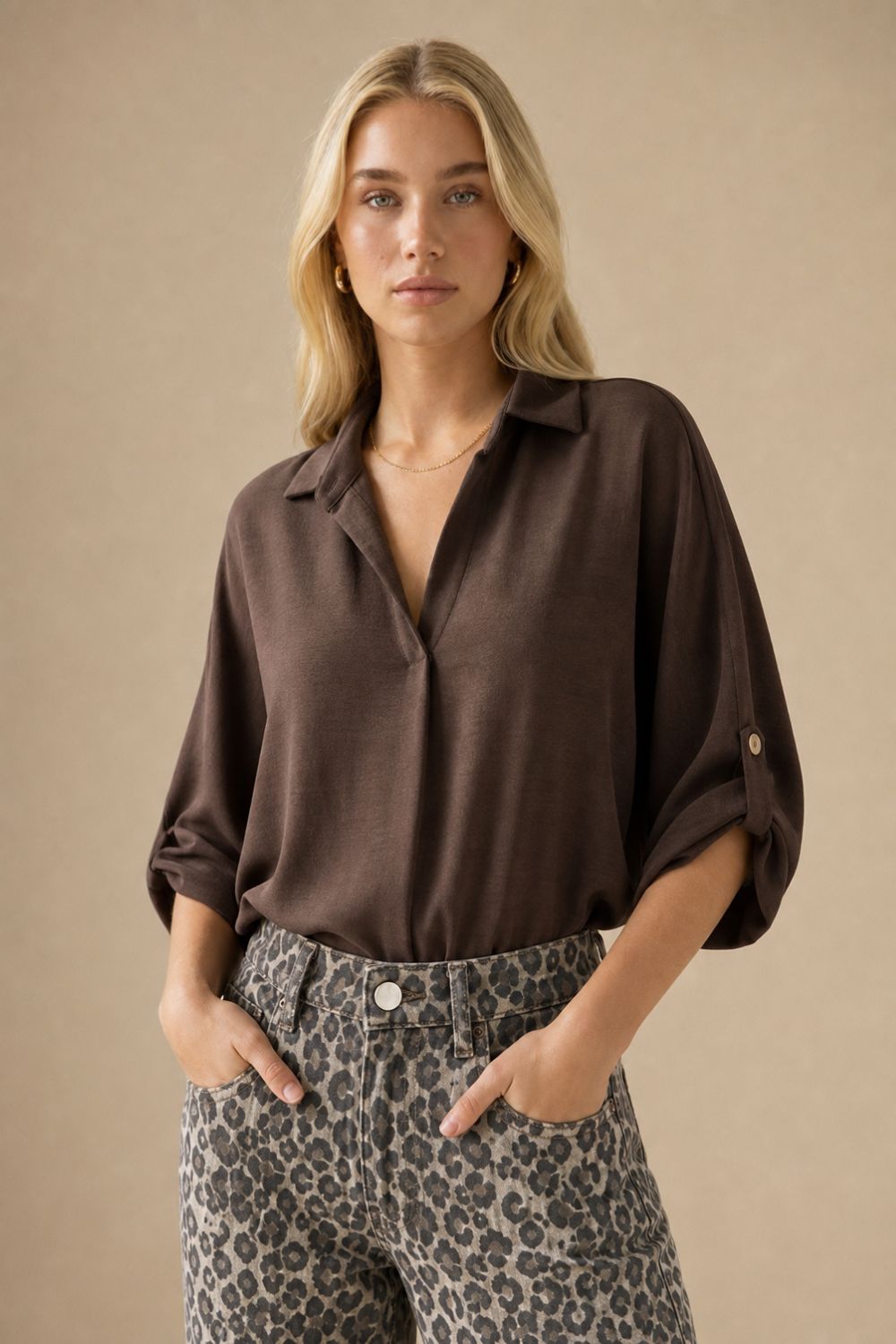 Nantia Crepe Shirt in brown Χαρακτηριστικά Προϊόντος κωδ:32826 • Λαιμόκοψη V με γιακά • Άνετη, φαρδιά γραμμή • Ανάλαφρο crepe ύφασμα • Μακριά roll-up μανίκια με κουμπάκι για σταθεροποίηση • Ασύμμετρο μήκος • Χαλαρή εφαρμογή με όμορφη πτώση • One Size – καλύπτει έως X-Large Διαστάσεις – One Size Στήθος Περιφέρεια Μήκος περίπου 110–115 cm περίπου 115–120 cm περίπου 68–74 cm ασύμμετρο • Non Iron Οδηγίες Φροντίδας • Πλύσιμο στους 30°C • Χωρίς στύψιμο • Φυσικό στέγνωμα • Δεν απαιτεί σιδέρωμα (Non Iron) Nantia Crepe Shirt in brown Χαρακτηριστικά Προϊόντος κωδ:32826 • Λαιμόκοψη V με γιακά • Άνετη, φαρδιά γραμμή • Ανάλαφρο crepe ύφασμα • Μακριά roll-up μανίκια με κουμπάκι για σταθεροποίηση • Ασύμμετρο μήκος • Χαλαρή εφαρμογή με όμορφη πτώση • One Size – καλύπτει έως X-Large Διαστάσεις – One Size Στήθος Περιφέρεια Μήκος περίπου 110–115 cm περίπου 115–120 cm περίπου 68–74 cm ασύμμετρο • Non Iron Οδηγίες Φροντίδας • Πλύσιμο στους 30°C • Χωρίς στύψιμο • Φυσικό στέγνωμα • Δεν απαιτεί σιδέρωμα (Non Iron)
