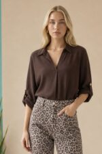 Nantia Crepe Shirt  in brown Χαρακτηριστικά Προϊόντος κωδ:32826 • Λαιμόκοψη V με γιακά • Άνετη, φαρδιά γραμμή • Ανάλαφρο crepe ύφασμα • Μακριά roll-up μανίκια με κουμπάκι για σταθεροποίηση • Ασύμμετρο μήκος • Χαλαρή εφαρμογή με όμορφη πτώση • One Size – καλύπτει έως X-Large Διαστάσεις – One Size Στήθος Περιφέρεια Μήκος περίπου 110–115 cm περίπου 115–120 cm περίπου 68–74 cm ασύμμετρο • Non Iron Οδηγίες Φροντίδας • Πλύσιμο στους 30°C • Χωρίς στύψιμο • Φυσικό στέγνωμα • Δεν απαιτεί σιδέρωμα (Non Iron)