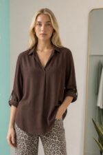 Nantia Crepe Shirt  in brown Χαρακτηριστικά Προϊόντος κωδ:32826 • Λαιμόκοψη V με γιακά • Άνετη, φαρδιά γραμμή • Ανάλαφρο crepe ύφασμα • Μακριά roll-up μανίκια με κουμπάκι για σταθεροποίηση • Ασύμμετρο μήκος • Χαλαρή εφαρμογή με όμορφη πτώση • One Size – καλύπτει έως X-Large Διαστάσεις – One Size Στήθος Περιφέρεια Μήκος περίπου 110–115 cm περίπου 115–120 cm περίπου 68–74 cm ασύμμετρο • Non Iron Οδηγίες Φροντίδας • Πλύσιμο στους 30°C • Χωρίς στύψιμο • Φυσικό στέγνωμα • Δεν απαιτεί σιδέρωμα (Non Iron)