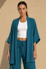 repe Kimono in Mint Κωδ:6040 Χαρακτηριστικά Προϊόντος • Τύπος: Kimono / blouse • Γραμμή: Μακριά, χαλαρή εφαρμογή • Μέγεθος: One Size (καλύπτει έως 2XL) • Στήθος: έως 125 cm • Ύφασμα: Crepe, μαλακό & ελαφρύ • Μανίκια: Φαρδιά 3/4 • Ιδιότητα: Non iron • Στυλ: Elegant – casual chic  Διαστάσεις • Στήθος: έως 125 cm • Μήκος: περίπου 75–80 cm • Μανίκι: περίπου 45 cm  Φροντίδα • Πλύσιμο στους 30°C • Χωρίς στύψιμο • Αποφυγή στεγνωτηρίου • Δεν χρειάζεται σιδέρωμα