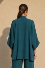 repe Kimono in Mint Κωδ:6040 Χαρακτηριστικά Προϊόντος • Τύπος: Kimono / blouse • Γραμμή: Μακριά, χαλαρή εφαρμογή • Μέγεθος: One Size (καλύπτει έως 2XL) • Στήθος: έως 125 cm • Ύφασμα: Crepe, μαλακό & ελαφρύ • Μανίκια: Φαρδιά 3/4 • Ιδιότητα: Non iron • Στυλ: Elegant – casual chic  Διαστάσεις • Στήθος: έως 125 cm • Μήκος: περίπου 75–80 cm • Μανίκι: περίπου 45 cm  Φροντίδα • Πλύσιμο στους 30°C • Χωρίς στύψιμο • Αποφυγή στεγνωτηρίου • Δεν χρειάζεται σιδέρωμα