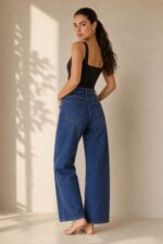 Nasia Barrel Jeans κωδ:169926 Χαρακτηριστικά Προϊόντος • ψηλόμεση εφαρμογή • Μοντέρνα barrel γραμμή • Μαλακό βαμβακερό denim • Ελαστική σύνθεση για μεγαλύτερη άνεση • Κάθετες διακοσμητικές ραφές μπροστά • Κλασικές πλαϊνές τσέπες • Πίσω τσέπες • Κλείσιμο με κουμπί και φερμουάρ • Άνετη εφαρμογή στο πόδι • Μεγέθη XS – S – M – L – XL Διαστάσεις ΜΕΓΕΘΟΣ ΜΕΣΗ ΠΕΡΙΦΕΡΕΙΑ XS 64–68 cm 88–92 cm S 68–72 cm 92–96 cm M 72–76 cm 96–100 cm L 76–82 cm 100–106 cm XL 82–88 cm 106–112 cm Σύνθεση • Cotton blend denim • Ελαστικό ύφασμα • Μαλακή και άνετη αίσθηση Φροντίδα • Πλύσιμο έως 30°C • Στύψιμο έως 600 στροφές • Πλύσιμο και άπλωμα από την ανάποδη • Αποφύγετε το στέγνωμα σε απευθείας ηλιακή ακτινοβολία • Το πρώτο πλύσιμο να γίνεται ξεχωριστά, λόγω της βαφής του denim • Συνιστάται πλύσιμο με παρόμοια σκούρα χρώματα