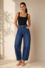 Nasia Barrel Jeans κωδ:169926 Χαρακτηριστικά Προϊόντος • ψηλόμεση εφαρμογή • Μοντέρνα barrel γραμμή • Μαλακό βαμβακερό denim • Ελαστική σύνθεση για μεγαλύτερη άνεση • Κάθετες διακοσμητικές ραφές μπροστά • Κλασικές πλαϊνές τσέπες • Πίσω τσέπες • Κλείσιμο με κουμπί και φερμουάρ • Άνετη εφαρμογή στο πόδι • Μεγέθη XS – S – M – L – XL Διαστάσεις ΜΕΓΕΘΟΣ ΜΕΣΗ ΠΕΡΙΦΕΡΕΙΑ XS 64–68 cm 88–92 cm S 68–72 cm 92–96 cm M 72–76 cm 96–100 cm L 76–82 cm 100–106 cm XL 82–88 cm 106–112 cm Σύνθεση • Cotton blend denim • Ελαστικό ύφασμα • Μαλακή και άνετη αίσθηση Φροντίδα • Πλύσιμο έως 30°C • Στύψιμο έως 600 στροφές • Πλύσιμο και άπλωμα από την ανάποδη • Αποφύγετε το στέγνωμα σε απευθείας ηλιακή ακτινοβολία • Το πρώτο πλύσιμο να γίνεται ξεχωριστά, λόγω της βαφής του denim • Συνιστάται πλύσιμο με παρόμοια σκούρα χρώματα
