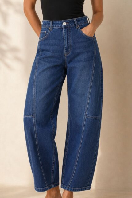 Nasia Barrel Jeans κωδ:169926 Χαρακτηριστικά Προϊόντος • ψηλόμεση εφαρμογή • Μοντέρνα barrel γραμμή • Μαλακό βαμβακερό denim • Ελαστική σύνθεση για μεγαλύτερη άνεση • Κάθετες διακοσμητικές ραφές μπροστά • Κλασικές πλαϊνές τσέπες • Πίσω τσέπες • Κλείσιμο με κουμπί και φερμουάρ • Άνετη εφαρμογή στο πόδι • Μεγέθη XS – S – M – L – XL Διαστάσεις ΜΕΓΕΘΟΣ ΜΕΣΗ ΠΕΡΙΦΕΡΕΙΑ XS 64–68 cm 88–92 cm S 68–72 cm 92–96 cm M 72–76 cm 96–100 cm L 76–82 cm 100–106 cm XL 82–88 cm 106–112 cm Σύνθεση • Cotton blend denim • Ελαστικό ύφασμα • Μαλακή και άνετη αίσθηση Φροντίδα • Πλύσιμο έως 30°C • Στύψιμο έως 600 στροφές • Πλύσιμο και άπλωμα από την ανάποδη • Αποφύγετε το στέγνωμα σε απευθείας ηλιακή ακτινοβολία • Το πρώτο πλύσιμο να γίνεται ξεχωριστά, λόγω της βαφής του denim • Συνιστάται πλύσιμο με παρόμοια σκούρα χρώματα