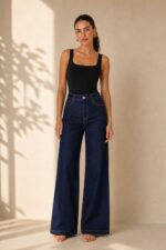 Ioanna Flare Jeans  Kωδ:17996 Χαρακτηριστικά Προϊόντος • High waisted – ψηλόμεση εφαρμογή • Flare / wide leg γραμμή • 78% βαμβάκι • Super soft & ελαστικό denim • Λεπτό και μαλακό jean ύφασμα • Άνετη εφαρμογή και ελευθερία κινήσεων • Βαθύ μπλε denim χρώμα • Contrast γαζιά • Πλαϊνές και πίσω τσέπες • Κλείσιμο με κουμπί και φερμουάρ • Μεγέθη XS – S – M – L – XL Διαστάσεις ΜΕΓΕΘΟΣ ΜΕΣΗ ΠΕΡΙΦΕΡΕΙΑ XS 62–66 cm 86–90 cm S 66–70 cm 90–94 cm M 70–74 cm 94–98 cm L 74–80 cm 98–104 cm XL 80–86 cm 104–110 cm Σύνθεση • 78% Cotton • Ελαστική σύνθεση • Λεπτό, εξαιρετικά μαλακό denim Φροντίδα • Πλύσιμο έως 30°C • Στύψιμο έως 600 στροφές • Πλύσιμο και άπλωμα από την ανάποδη • Όχι απευθείας έκθεση στον ήλιο κατά το στέγνωμα • Το πρώτο πλύσιμο να γίνεται ξεχωριστά • Στη συνέχεια συνιστάται πλύσιμο με παρόμοια σκούρα χρώματα