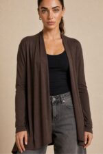 Viscose Soft Ζακέτα in brown Κωδ:129926 Χαρακτηριστικά Ύφασμα: Viscose Γραμμή: Άνετη / relaxed fit Open front χωρίς κουμπώματα Μανίκια: Μακριά Εφαρμογή: Ανετη  χωρίς να κολλάει στο σώμα One Size Καλύπτει έως XL Ενδεικτικές διαστάσεις Στήθος: περίπου 120–125 cm Περιφέρεια: περίπου 125–130 cm Μήκος: περίπου 78–82 cm Φροντίδα Πλύσιμο έως 30°C σε χαμηλές στροφές, χωρίς έντονο στύψιμο. Προτείνεται φυσικό στέγνωμα και όχι στεγνωτήριο. Σιδέρωμα μόνο σε χαμηλή θερμοκρασία, ιδανικά από την ανάποδη πλευρά ή με λεπτό πανί προστασίας. Sensitive Skin Friendly Το πολύ μαλακό viscose έχει λεία και απαλή επαφή με το δέρμα και δεν τσιμπάει, καθιστώντας τη ζακέτα μια πολύ καλή επιλογή για άτομα με ευαίσθητο δέρμα ή αυξημένη ευαισθησία στην υφή των ρούχων