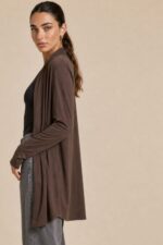 Viscose Soft Ζακέτα in brown Κωδ:129926 Χαρακτηριστικά Ύφασμα: Viscose Γραμμή: Άνετη / relaxed fit Open front χωρίς κουμπώματα Μανίκια: Μακριά Εφαρμογή: Ανετη  χωρίς να κολλάει στο σώμα One Size Καλύπτει έως XL Ενδεικτικές διαστάσεις Στήθος: περίπου 120–125 cm Περιφέρεια: περίπου 125–130 cm Μήκος: περίπου 78–82 cm Φροντίδα Πλύσιμο έως 30°C σε χαμηλές στροφές, χωρίς έντονο στύψιμο. Προτείνεται φυσικό στέγνωμα και όχι στεγνωτήριο. Σιδέρωμα μόνο σε χαμηλή θερμοκρασία, ιδανικά από την ανάποδη πλευρά ή με λεπτό πανί προστασίας. Sensitive Skin Friendly Το πολύ μαλακό viscose έχει λεία και απαλή επαφή με το δέρμα και δεν τσιμπάει, καθιστώντας τη ζακέτα μια πολύ καλή επιλογή για άτομα με ευαίσθητο δέρμα ή αυξημένη ευαισθησία στην υφή των ρούχων
