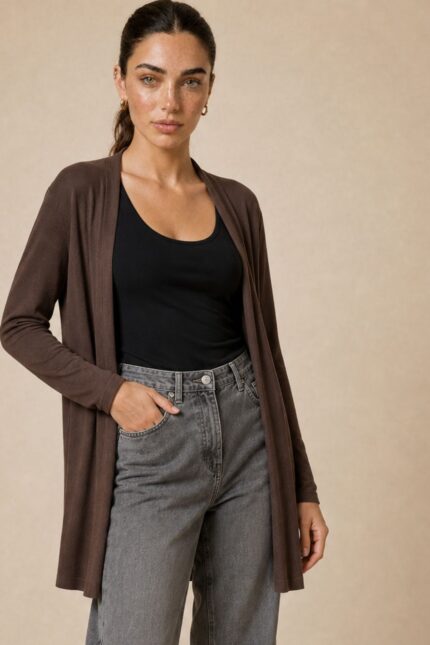 Viscose Soft Ζακέτα in brown Κωδ:129926 Χαρακτηριστικά Ύφασμα: Viscose Γραμμή: Άνετη / relaxed fit Open front χωρίς κουμπώματα Μανίκια: Μακριά Εφαρμογή: Ανετη  χωρίς να κολλάει στο σώμα One Size Καλύπτει έως XL Ενδεικτικές διαστάσεις Στήθος: περίπου 120–125 cm Περιφέρεια: περίπου 125–130 cm Μήκος: περίπου 78–82 cm Φροντίδα Πλύσιμο έως 30°C σε χαμηλές στροφές, χωρίς έντονο στύψιμο. Προτείνεται φυσικό στέγνωμα και όχι στεγνωτήριο. Σιδέρωμα μόνο σε χαμηλή θερμοκρασία, ιδανικά από την ανάποδη πλευρά ή με λεπτό πανί προστασίας. Sensitive Skin Friendly Το πολύ μαλακό viscose έχει λεία και απαλή επαφή με το δέρμα και δεν τσιμπάει, καθιστώντας τη ζακέτα μια πολύ καλή επιλογή για άτομα με ευαίσθητο δέρμα ή αυξημένη ευαισθησία στην υφή των ρούχων