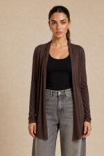 Viscose Soft Ζακέτα in brown Κωδ:129926 Χαρακτηριστικά Ύφασμα: Viscose Γραμμή: Άνετη / relaxed fit Open front χωρίς κουμπώματα Μανίκια: Μακριά Εφαρμογή: Ανετη  χωρίς να κολλάει στο σώμα One Size Καλύπτει έως XL Ενδεικτικές διαστάσεις Στήθος: περίπου 120–125 cm Περιφέρεια: περίπου 125–130 cm Μήκος: περίπου 78–82 cm Φροντίδα Πλύσιμο έως 30°C σε χαμηλές στροφές, χωρίς έντονο στύψιμο. Προτείνεται φυσικό στέγνωμα και όχι στεγνωτήριο. Σιδέρωμα μόνο σε χαμηλή θερμοκρασία, ιδανικά από την ανάποδη πλευρά ή με λεπτό πανί προστασίας. Sensitive Skin Friendly Το πολύ μαλακό viscose έχει λεία και απαλή επαφή με το δέρμα και δεν τσιμπάει, καθιστώντας τη ζακέτα μια πολύ καλή επιλογή για άτομα με ευαίσθητο δέρμα ή αυξημένη ευαισθησία στην υφή των ρούχων