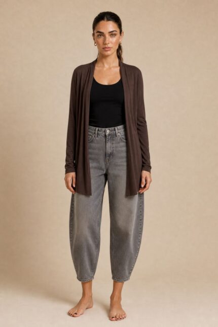 Viscose Soft Ζακέτα in brown Κωδ:129926 Χαρακτηριστικά Ύφασμα: Viscose Γραμμή: Άνετη / relaxed fit Open front χωρίς κουμπώματα Μανίκια: Μακριά Εφαρμογή: Ανετη  χωρίς να κολλάει στο σώμα One Size Καλύπτει έως XL Ενδεικτικές διαστάσεις Στήθος: περίπου 120–125 cm Περιφέρεια: περίπου 125–130 cm Μήκος: περίπου 78–82 cm Φροντίδα Πλύσιμο έως 30°C σε χαμηλές στροφές, χωρίς έντονο στύψιμο. Προτείνεται φυσικό στέγνωμα και όχι στεγνωτήριο. Σιδέρωμα μόνο σε χαμηλή θερμοκρασία, ιδανικά από την ανάποδη πλευρά ή με λεπτό πανί προστασίας. Sensitive Skin Friendly Το πολύ μαλακό viscose έχει λεία και απαλή επαφή με το δέρμα και δεν τσιμπάει, καθιστώντας τη ζακέτα μια πολύ καλή επιλογή για άτομα με ευαίσθητο δέρμα ή αυξημένη ευαισθησία στην υφή των ρούχων