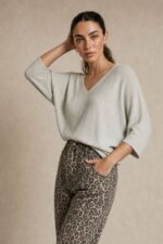 Katia Knitted Top in Beige Κωδ. 7030 Χαρακτηριστικά Προϊόντος • One Size – καλύπτει έως X-Large • Εξαιρετικά λεπτό πλεκτό μεταβατικής εποχής • Modal mix με πολύ απαλή υφή • Skin-friendly σύνθεση • V λαιμόκοψη • Φαρδιά μανίκια 3/4 • Χαλαρή, άνετη γραμμή • Ελαφριά και απαλή αίσθηση πάνω στο σώμα • Ιδανικό για άνοιξη, φθινόπωρο και layering • Nude απόχρωση που συνδυάζεται εύκολα Διαστάσεις ΜΕΓΕΘΟΣ ΣΤΗΘΟΣ ΠΕΡΙΦΕΡΕΙΑ ΜΗΚΟΣ One Size έως 120 cm έως 120 cm ~65 cm Οι διαστάσεις είναι ενδεικτικές λόγω της ελαστικότητας του πλεκτού. Σύνθεση • Modal Mix • Εξαιρετικά λεπτή πλεκτή ύφανση • Πολύ μαλακή & ελαφριά αίσθηση Φροντίδα • Πλύσιμο έως 30°C • Χωρίς έντονο στύψιμο • Στέγνωμα σε επίπεδη επιφάνεια ώστε να διατηρείται το σχήμα του πλεκτού • Όχι στεγνωτήριο
