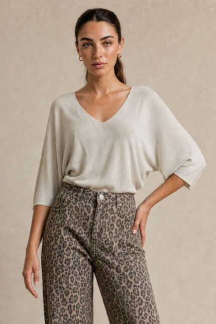 Katia Knitted Top in Beige Κωδ. 7030 Χαρακτηριστικά Προϊόντος • One Size – καλύπτει έως X-Large • Εξαιρετικά λεπτό πλεκτό μεταβατικής εποχής • Modal mix με πολύ απαλή υφή • Skin-friendly σύνθεση • V λαιμόκοψη • Φαρδιά μανίκια 3/4 • Χαλαρή, άνετη γραμμή • Ελαφριά και απαλή αίσθηση πάνω στο σώμα • Ιδανικό για άνοιξη, φθινόπωρο και layering • Nude απόχρωση που συνδυάζεται εύκολα Διαστάσεις ΜΕΓΕΘΟΣ ΣΤΗΘΟΣ ΠΕΡΙΦΕΡΕΙΑ ΜΗΚΟΣ One Size έως 120 cm έως 120 cm ~65 cm Οι διαστάσεις είναι ενδεικτικές λόγω της ελαστικότητας του πλεκτού. Σύνθεση • Modal Mix • Εξαιρετικά λεπτή πλεκτή ύφανση • Πολύ μαλακή & ελαφριά αίσθηση Φροντίδα • Πλύσιμο έως 30°C • Χωρίς έντονο στύψιμο • Στέγνωμα σε επίπεδη επιφάνεια ώστε να διατηρείται το σχήμα του πλεκτού • Όχι στεγνωτήριο