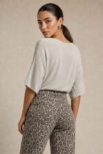 Katia Knitted Top in Beige Κωδ. 7030 Χαρακτηριστικά Προϊόντος • One Size – καλύπτει έως X-Large • Εξαιρετικά λεπτό πλεκτό μεταβατικής εποχής • Modal mix με πολύ απαλή υφή • Skin-friendly σύνθεση • V λαιμόκοψη • Φαρδιά μανίκια 3/4 • Χαλαρή, άνετη γραμμή • Ελαφριά και απαλή αίσθηση πάνω στο σώμα • Ιδανικό για άνοιξη, φθινόπωρο και layering • Nude απόχρωση που συνδυάζεται εύκολα Διαστάσεις ΜΕΓΕΘΟΣ ΣΤΗΘΟΣ ΠΕΡΙΦΕΡΕΙΑ ΜΗΚΟΣ One Size έως 120 cm έως 120 cm ~65 cm Οι διαστάσεις είναι ενδεικτικές λόγω της ελαστικότητας του πλεκτού. Σύνθεση • Modal Mix • Εξαιρετικά λεπτή πλεκτή ύφανση • Πολύ μαλακή & ελαφριά αίσθηση Φροντίδα • Πλύσιμο έως 30°C • Χωρίς έντονο στύψιμο • Στέγνωμα σε επίπεδη επιφάνεια ώστε να διατηρείται το σχήμα του πλεκτού • Όχι στεγνωτήριο