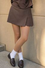 Angel Skort in brown Κωδ:17222 Χαρακτηριστικά Προϊόντος • Skort – φούστα μπροστά & shorts στο πίσω μέρος • Ίσια, καθαρή γραμμή • Μαλακό, ελαστικό crepe ύφασμα • Άνετη εφαρμογή • Λάστιχο στο πίσω μέρος της μέσης • Minimal σχεδιασμός • One Size – καλύπτει έως Large Διαστάσεις ΜΕΓΕΘΟΣ ΜΕΣΗ ΠΕΡΙΦΕΡΕΙΑ ΜΗΚΟΣ One Size έως ~88 cm έως ~110 cm ~40 cm Φροντίδα • Πλύσιμο έως 30°C • Χωρίς στύψιμο • Φυσικό στέγνωμα • Όχι στεγνωτήριο • Σιδέρωμα σε χαμηλή θερμοκρασία με προστατευτικό πανί