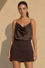 Angel Skort in brown Κωδ:17222 Χαρακτηριστικά Προϊόντος • Skort – φούστα μπροστά & shorts στο πίσω μέρος • Ίσια, καθαρή γραμμή • Μαλακό, ελαστικό crepe ύφασμα • Άνετη εφαρμογή • Λάστιχο στο πίσω μέρος της μέσης • Minimal σχεδιασμός • One Size – καλύπτει έως Large Διαστάσεις ΜΕΓΕΘΟΣ ΜΕΣΗ ΠΕΡΙΦΕΡΕΙΑ ΜΗΚΟΣ One Size έως ~88 cm έως ~110 cm ~40 cm Φροντίδα • Πλύσιμο έως 30°C • Χωρίς στύψιμο • Φυσικό στέγνωμα • Όχι στεγνωτήριο • Σιδέρωμα σε χαμηλή θερμοκρασία με προστατευτικό πανί