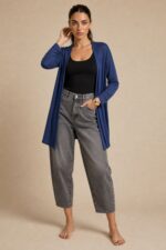 Viscose Soft Ζακέτα in Indigo Κωδ:129926 Χαρακτηριστικά Ύφασμα: Viscose Γραμμή: Άνετη / relaxed fit Open front χωρίς κουμπώματα Μανίκια: Μακριά Εφαρμογή: Ανετη  χωρίς να κολλάει στο σώμα One Size Καλύπτει έως XL Ενδεικτικές διαστάσεις Στήθος: περίπου 120–125 cm Περιφέρεια: περίπου 125–130 cm Μήκος: περίπου 78–82 cm Φροντίδα Πλύσιμο έως 30°C σε χαμηλές στροφές, χωρίς έντονο στύψιμο. Προτείνεται φυσικό στέγνωμα και όχι στεγνωτήριο. Σιδέρωμα μόνο σε χαμηλή θερμοκρασία, ιδανικά από την ανάποδη πλευρά ή με λεπτό πανί προστασίας. Sensitive Skin Friendly Το πολύ μαλακό viscose έχει λεία και απαλή επαφή με το δέρμα και δεν τσιμπάει, καθιστώντας τη ζακέτα μια πολύ καλή επιλογή για άτομα με ευαίσθητο δέρμα ή αυξημένη ευαισθησία στην υφή των ρούχων