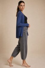 Viscose Soft Ζακέτα in Indigo Κωδ:129926 Χαρακτηριστικά Ύφασμα: Viscose Γραμμή: Άνετη / relaxed fit Open front χωρίς κουμπώματα Μανίκια: Μακριά Εφαρμογή: Ανετη  χωρίς να κολλάει στο σώμα One Size Καλύπτει έως XL Ενδεικτικές διαστάσεις Στήθος: περίπου 120–125 cm Περιφέρεια: περίπου 125–130 cm Μήκος: περίπου 78–82 cm Φροντίδα Πλύσιμο έως 30°C σε χαμηλές στροφές, χωρίς έντονο στύψιμο. Προτείνεται φυσικό στέγνωμα και όχι στεγνωτήριο. Σιδέρωμα μόνο σε χαμηλή θερμοκρασία, ιδανικά από την ανάποδη πλευρά ή με λεπτό πανί προστασίας. Sensitive Skin Friendly Το πολύ μαλακό viscose έχει λεία και απαλή επαφή με το δέρμα και δεν τσιμπάει, καθιστώντας τη ζακέτα μια πολύ καλή επιλογή για άτομα με ευαίσθητο δέρμα ή αυξημένη ευαισθησία στην υφή των ρούχων