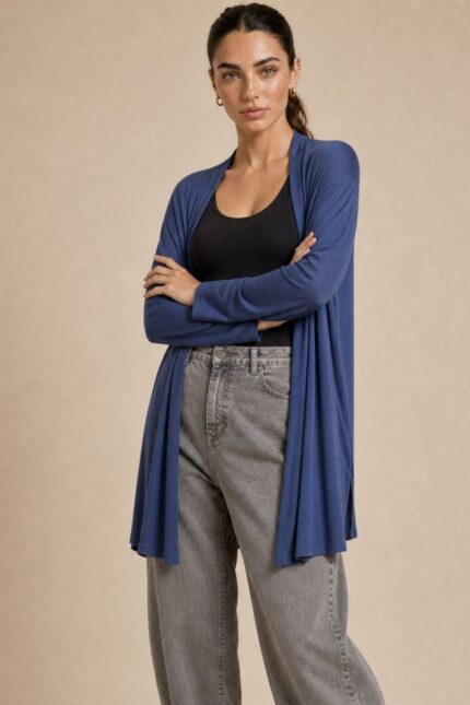 Viscose Soft Ζακέτα in Indigo Κωδ:129926 Χαρακτηριστικά Ύφασμα: Viscose Γραμμή: Άνετη / relaxed fit Open front χωρίς κουμπώματα Μανίκια: Μακριά Εφαρμογή: Ανετη  χωρίς να κολλάει στο σώμα One Size Καλύπτει έως XL Ενδεικτικές διαστάσεις Στήθος: περίπου 120–125 cm Περιφέρεια: περίπου 125–130 cm Μήκος: περίπου 78–82 cm Φροντίδα Πλύσιμο έως 30°C σε χαμηλές στροφές, χωρίς έντονο στύψιμο. Προτείνεται φυσικό στέγνωμα και όχι στεγνωτήριο. Σιδέρωμα μόνο σε χαμηλή θερμοκρασία, ιδανικά από την ανάποδη πλευρά ή με λεπτό πανί προστασίας. Sensitive Skin Friendly Το πολύ μαλακό viscose έχει λεία και απαλή επαφή με το δέρμα και δεν τσιμπάει, καθιστώντας τη ζακέτα μια πολύ καλή επιλογή για άτομα με ευαίσθητο δέρμα ή αυξημένη ευαισθησία στην υφή των ρούχων