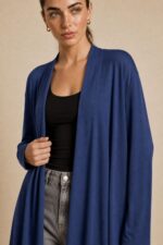 Viscose Soft Ζακέτα in Indigo Κωδ:129926 Χαρακτηριστικά Ύφασμα: Viscose Γραμμή: Άνετη / relaxed fit Open front χωρίς κουμπώματα Μανίκια: Μακριά Εφαρμογή: Ανετη  χωρίς να κολλάει στο σώμα One Size Καλύπτει έως XL Ενδεικτικές διαστάσεις Στήθος: περίπου 120–125 cm Περιφέρεια: περίπου 125–130 cm Μήκος: περίπου 78–82 cm Φροντίδα Πλύσιμο έως 30°C σε χαμηλές στροφές, χωρίς έντονο στύψιμο. Προτείνεται φυσικό στέγνωμα και όχι στεγνωτήριο. Σιδέρωμα μόνο σε χαμηλή θερμοκρασία, ιδανικά από την ανάποδη πλευρά ή με λεπτό πανί προστασίας. Sensitive Skin Friendly Το πολύ μαλακό viscose έχει λεία και απαλή επαφή με το δέρμα και δεν τσιμπάει, καθιστώντας τη ζακέτα μια πολύ καλή επιλογή για άτομα με ευαίσθητο δέρμα ή αυξημένη ευαισθησία στην υφή των ρούχων