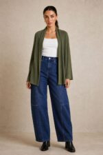 Noelia Ribbed Cardigan Χαρακτηριστικά Προϊόντος • Ύφασμα: Μαλακό crepe με λεπτή ribbed / ριπ ύφανση • Ανάλαφρη και απαλή υφή • Μακρυμάνικη • Ανοιχτή μπροστινή γραμμή χωρίς κούμπωμα • Loose / relaxed fit • Άνετη εφαρμογή που δεν πιέζει • Καλύπτει όμορφα την περιφέρεια • Ιδανική για layering • One Size – καλύπτει έως Large Plus Φροντίδα • Πλύσιμο έως 30°C • Στύψιμο έως 400 στροφές • Πλύσιμο από την ανάποδη • Φυσικό στέγνωμα • Αποφύγετε το στεγνωτήριο • Σιδέρωμα μόνο σε χαμηλή θερμοκρασία, εφόσον χρειάζεται