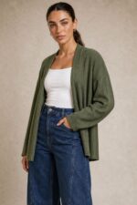 Noelia Ribbed Cardigan Χαρακτηριστικά Προϊόντος • Ύφασμα: Μαλακό crepe με λεπτή ribbed / ριπ ύφανση • Ανάλαφρη και απαλή υφή • Μακρυμάνικη • Ανοιχτή μπροστινή γραμμή χωρίς κούμπωμα • Loose / relaxed fit • Άνετη εφαρμογή που δεν πιέζει • Καλύπτει όμορφα την περιφέρεια • Ιδανική για layering • One Size – καλύπτει έως Large Plus Φροντίδα • Πλύσιμο έως 30°C • Στύψιμο έως 400 στροφές • Πλύσιμο από την ανάποδη • Φυσικό στέγνωμα • Αποφύγετε το στεγνωτήριο • Σιδέρωμα μόνο σε χαμηλή θερμοκρασία, εφόσον χρειάζεται