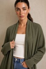 Noelia Ribbed Cardigan Χαρακτηριστικά Προϊόντος • Ύφασμα: Μαλακό crepe με λεπτή ribbed / ριπ ύφανση • Ανάλαφρη και απαλή υφή • Μακρυμάνικη • Ανοιχτή μπροστινή γραμμή χωρίς κούμπωμα • Loose / relaxed fit • Άνετη εφαρμογή που δεν πιέζει • Καλύπτει όμορφα την περιφέρεια • Ιδανική για layering • One Size – καλύπτει έως Large Plus Φροντίδα • Πλύσιμο έως 30°C • Στύψιμο έως 400 στροφές • Πλύσιμο από την ανάποδη • Φυσικό στέγνωμα • Αποφύγετε το στεγνωτήριο • Σιδέρωμα μόνο σε χαμηλή θερμοκρασία, εφόσον χρειάζεται