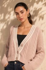 GNT γυναικεία πλεκτή ζακέτα με cable knit σχέδιο, V λαιμόκοψη και contrast λεπτομέρειες. Μαλακό πλεκτό, One Size έως Large