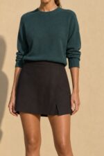 Nickie Soft Viscose Sweater Κωδ¨202026 Χαρακτηριστικά Προϊόντος • Ύφασμα: Super soft viscose blend • Λεπτή, μαλακή πλεκτή ύφανση • Πολύ απαλή αίσθηση στην επιδερμίδα • Ιδανική επιλογή για ευαίσθητες επιδερμίδες και όσες ενοχλούνται εύκολα από πιο τραχιά πλεκτά* • Στρογγυλή λαιμόκοψη με rib τελείωμα • Μανίκι 3/4 με rib τελείωμα • Κανονικό μήκος • Άνετη, χαλαρή εφαρμογή χωρίς να είναι oversized • Ελαφρύ πλεκτό, ιδανικό για φθινόπωρο και άνοιξη • One Size – καλύπτει έως Large Οδηγίες Φροντίδας • Πλύσιμο σε κρύο νερό • Χωρίς στύψιμο • Μην το κρεμάτε βρεγμένο, καθώς το βάρος του νερού μπορεί να αλλοιώσει τη φόρμα του • Στέγνωμα οριζόντια πάνω σε απλώστρα • Μακριά από καλοριφέρ και άλλες άμεσες πηγές θερμότητας • Αποφύγετε το στεγνωτήριο