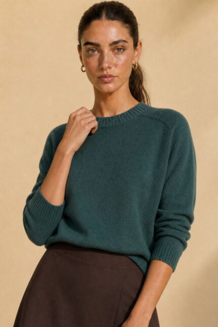 Nickie Soft Viscose Sweater Κωδ¨202026 Χαρακτηριστικά Προϊόντος • Ύφασμα: Super soft viscose blend • Λεπτή, μαλακή πλεκτή ύφανση • Πολύ απαλή αίσθηση στην επιδερμίδα • Ιδανική επιλογή για ευαίσθητες επιδερμίδες και όσες ενοχλούνται εύκολα από πιο τραχιά πλεκτά* • Στρογγυλή λαιμόκοψη με rib τελείωμα • Μανίκι 3/4 με rib τελείωμα • Κανονικό μήκος • Άνετη, χαλαρή εφαρμογή χωρίς να είναι oversized • Ελαφρύ πλεκτό, ιδανικό για φθινόπωρο και άνοιξη • One Size – καλύπτει έως Large Οδηγίες Φροντίδας • Πλύσιμο σε κρύο νερό • Χωρίς στύψιμο • Μην το κρεμάτε βρεγμένο, καθώς το βάρος του νερού μπορεί να αλλοιώσει τη φόρμα του • Στέγνωμα οριζόντια πάνω σε απλώστρα • Μακριά από καλοριφέρ και άλλες άμεσες πηγές θερμότητας • Αποφύγετε το στεγνωτήριο